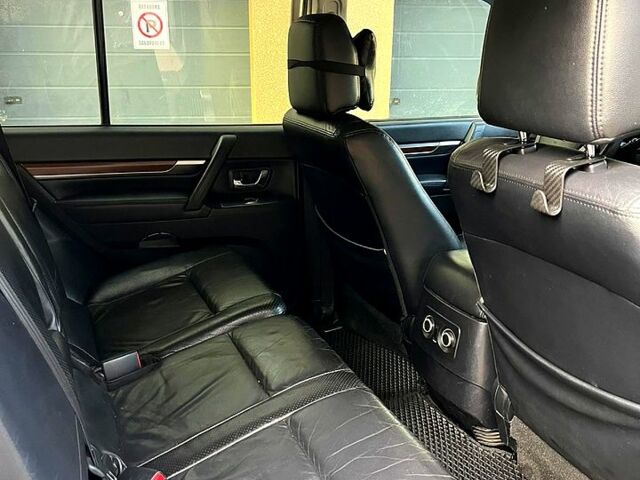 Сірий Міцубісі Паджеро, об'ємом двигуна 3 л та пробігом 211 тис. км за 10700 $, фото 5 на Automoto.ua