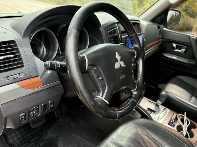 Серый Мицубиси Паджеро, объемом двигателя 3.2 л и пробегом 284 тыс. км за 11500 $, фото 13 на Automoto.ua