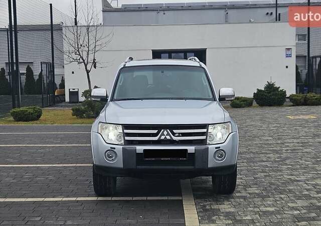 Серый Мицубиси Паджеро, объемом двигателя 3 л и пробегом 259 тыс. км за 9700 $, фото 1 на Automoto.ua