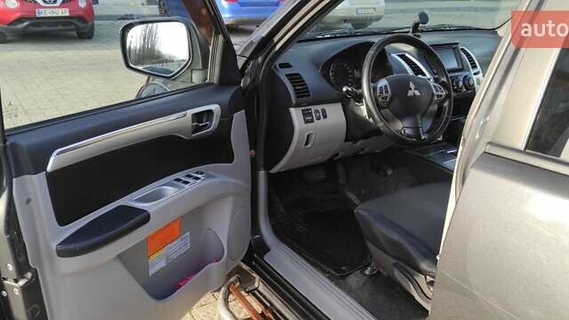Серый Мицубиси Паджеро, объемом двигателя 2.48 л и пробегом 215 тыс. км за 10500 $, фото 4 на Automoto.ua