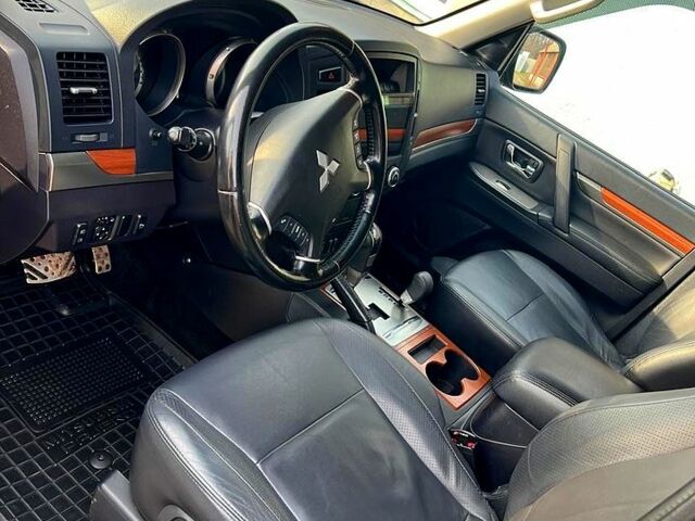 Серый Мицубиси Паджеро, объемом двигателя 3.2 л и пробегом 212 тыс. км за 17000 $, фото 6 на Automoto.ua