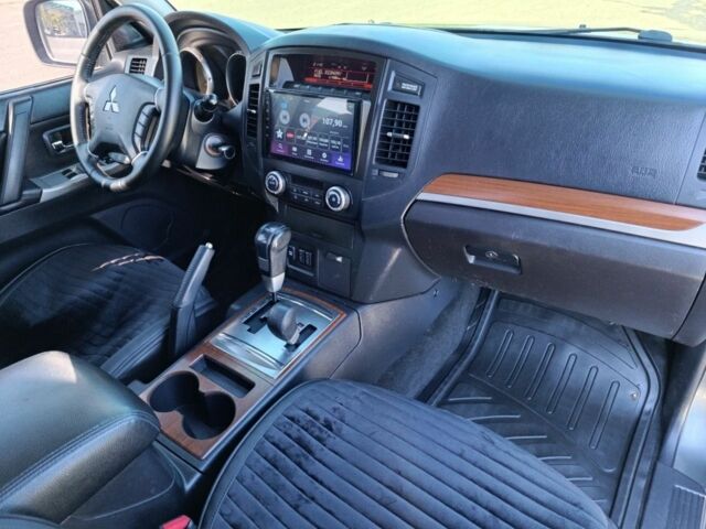 Сірий Міцубісі Паджеро, об'ємом двигуна 3.2 л та пробігом 183 тис. км за 19999 $, фото 16 на Automoto.ua