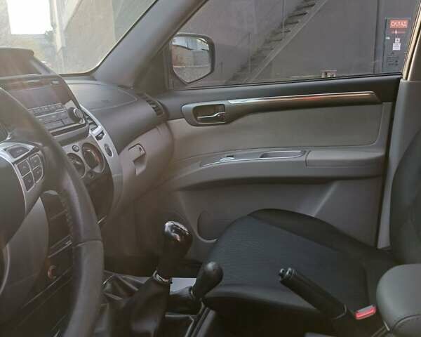 Сірий Міцубісі Паджеро, об'ємом двигуна 2.48 л та пробігом 137 тис. км за 16600 $, фото 9 на Automoto.ua