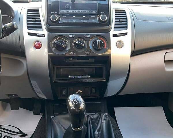 Сірий Міцубісі Паджеро, об'ємом двигуна 2.48 л та пробігом 137 тис. км за 16600 $, фото 19 на Automoto.ua