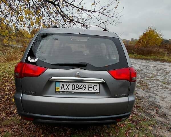 Сірий Міцубісі Паджеро, об'ємом двигуна 2.5 л та пробігом 245 тис. км за 13000 $, фото 6 на Automoto.ua