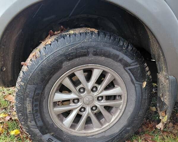 Сірий Міцубісі Паджеро, об'ємом двигуна 2.5 л та пробігом 245 тис. км за 13000 $, фото 3 на Automoto.ua