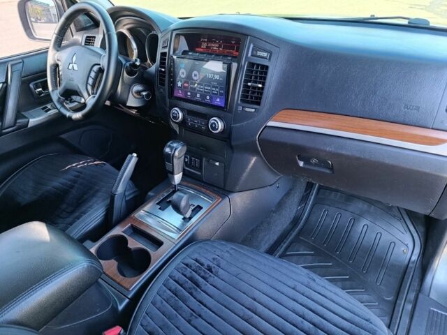 Сірий Міцубісі Паджеро, об'ємом двигуна 3.2 л та пробігом 183 тис. км за 19999 $, фото 14 на Automoto.ua