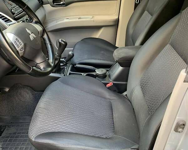 Серый Мицубиси Паджеро, объемом двигателя 2.48 л и пробегом 182 тыс. км за 15200 $, фото 2 на Automoto.ua