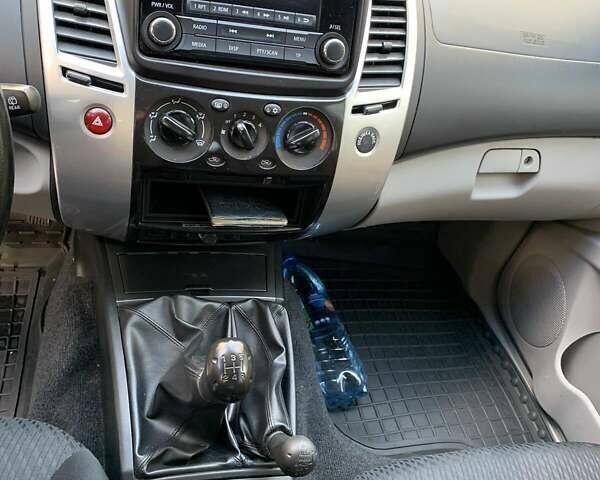 Серый Мицубиси Паджеро, объемом двигателя 2.48 л и пробегом 182 тыс. км за 15200 $, фото 3 на Automoto.ua