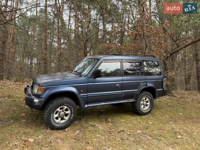 Синий Мицубиси Паджеро, объемом двигателя 3.5 л и пробегом 305 тыс. км за 5300 $, фото 1 на Automoto.ua