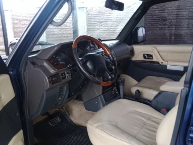 Синій Міцубісі Паджеро, об'ємом двигуна 3.5 л та пробігом 300 тис. км за 12000 $, фото 11 на Automoto.ua