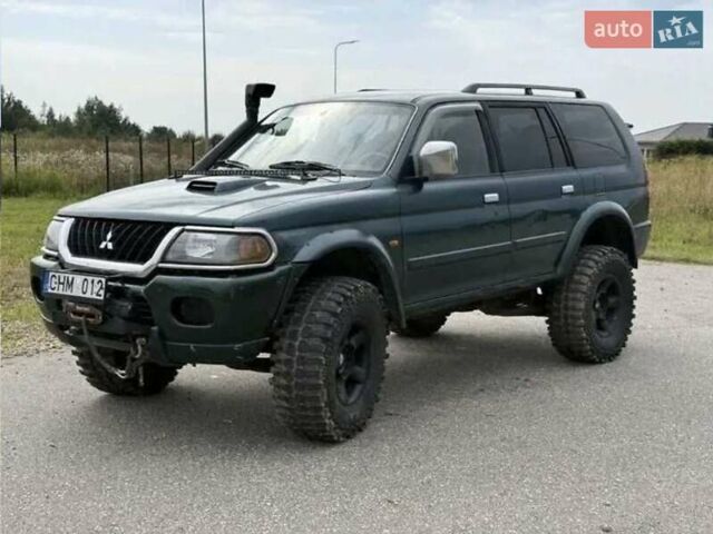 Зеленый Мицубиси Паджеро, объемом двигателя 3.2 л и пробегом 230 тыс. км за 4000 $, фото 2 на Automoto.ua