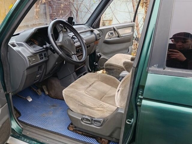 Зеленый Мицубиси Паджеро, объемом двигателя 2.5 л и пробегом 403 тыс. км за 5000 $, фото 3 на Automoto.ua