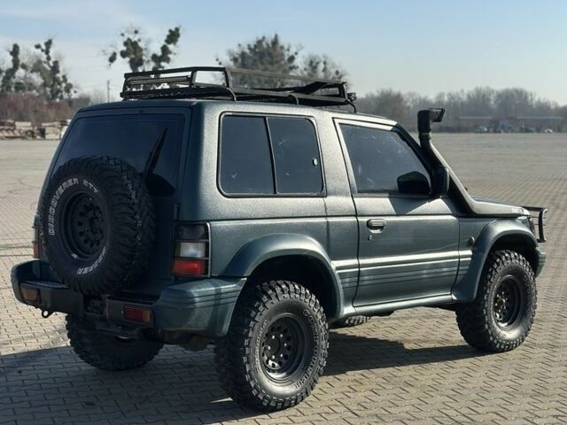 Зеленый Мицубиси Паджеро, объемом двигателя 2.5 л и пробегом 300 тыс. км за 7750 $, фото 3 на Automoto.ua