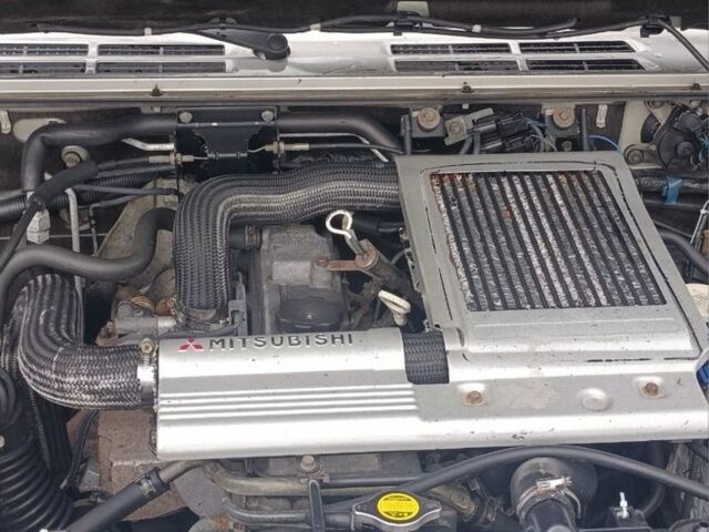 Зелений Міцубісі Паджеро, об'ємом двигуна 2 л та пробігом 350 тис. км за 3500 $, фото 4 на Automoto.ua