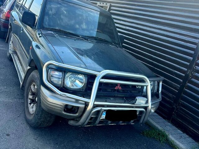 Зелений Міцубісі Паджеро, об'ємом двигуна 3.5 л та пробігом 220 тис. км за 4400 $, фото 1 на Automoto.ua