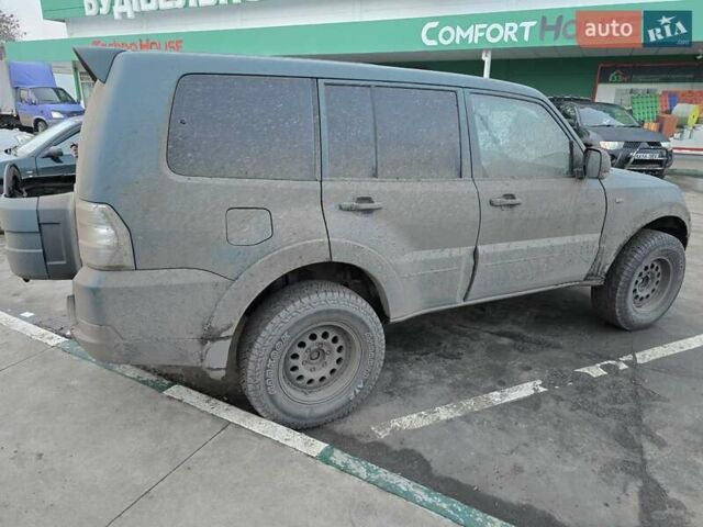 Зеленый Мицубиси Паджеро, объемом двигателя 3.2 л и пробегом 255 тыс. км за 13500 $, фото 2 на Automoto.ua