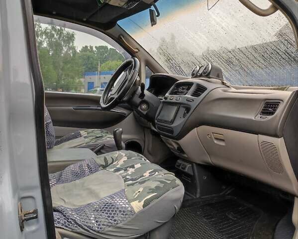 Серый Мицубиси Спейс Гир, объемом двигателя 2.5 л и пробегом 288 тыс. км за 11965 $, фото 3 на Automoto.ua