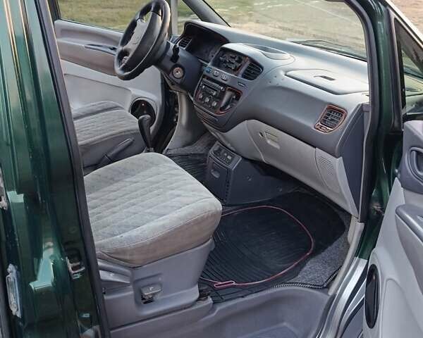 Зеленый Мицубиси Спейс Гир, объемом двигателя 2 л и пробегом 440 тыс. км за 3800 $, фото 1 на Automoto.ua