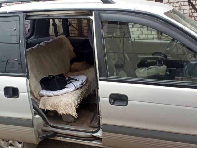 Серый Мицубиси Спейс Раннер, объемом двигателя 2 л и пробегом 56 тыс. км за 1424 $, фото 4 на Automoto.ua