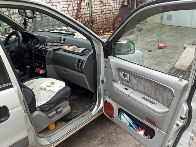 Серый Мицубиси Спейс Раннер, объемом двигателя 2 л и пробегом 56 тыс. км за 1424 $, фото 3 на Automoto.ua