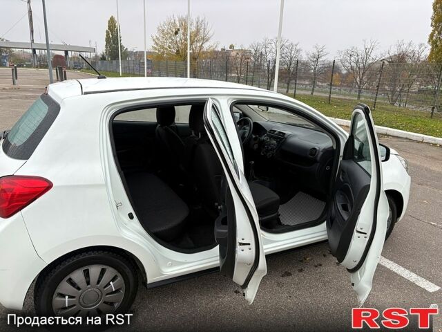Білий Міцубісі Спейс Стар, об'ємом двигуна 1 л та пробігом 72 тис. км за 5600 $, фото 4 на Automoto.ua