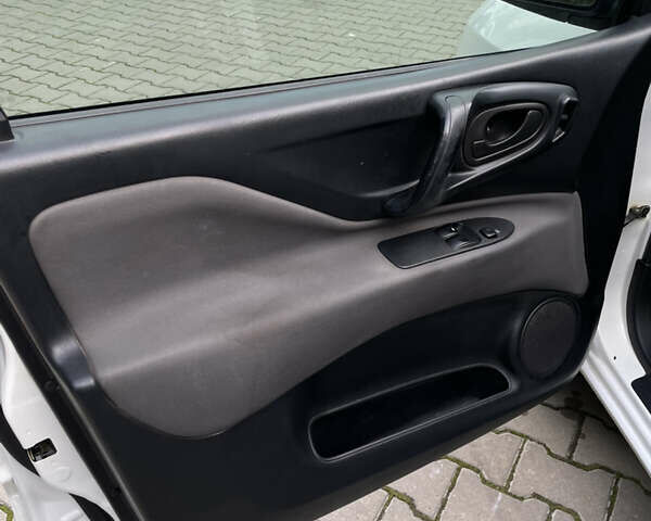 Білий Міцубісі Спейс Стар, об'ємом двигуна 1.58 л та пробігом 319 тис. км за 3500 $, фото 12 на Automoto.ua