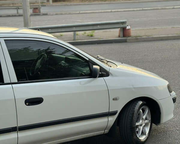 Белый Мицубиси Спейс Стар, объемом двигателя 1.6 л и пробегом 319 тыс. км за 2950 $, фото 1 на Automoto.ua