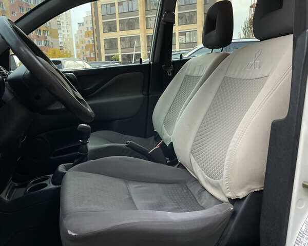 Білий Міцубісі Спейс Стар, об'ємом двигуна 1.58 л та пробігом 319 тис. км за 3500 $, фото 10 на Automoto.ua