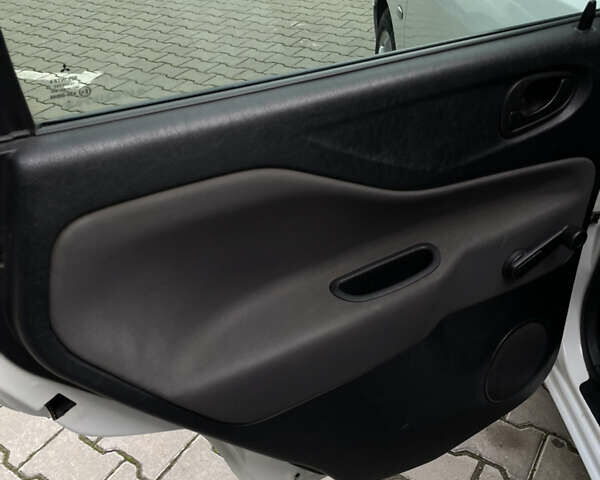 Білий Міцубісі Спейс Стар, об'ємом двигуна 1.58 л та пробігом 319 тис. км за 3500 $, фото 6 на Automoto.ua