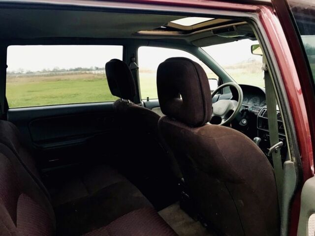 Красный Мицубиси Спейс Стар, объемом двигателя 2 л и пробегом 400 тыс. км за 900 $, фото 4 на Automoto.ua