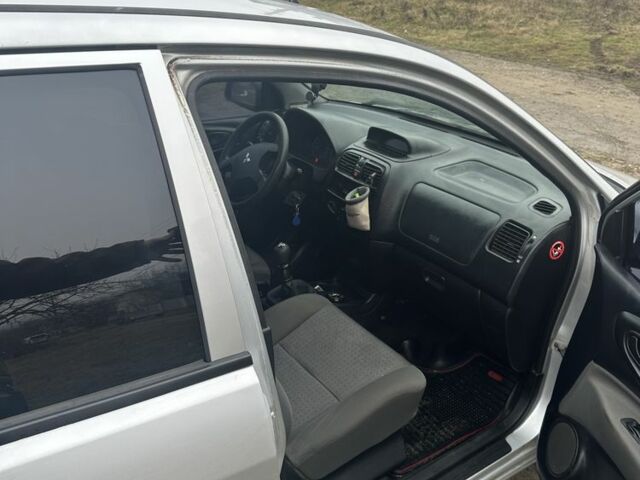 Серый Мицубиси Спейс Стар, объемом двигателя 1.6 л и пробегом 3 тыс. км за 3500 $, фото 9 на Automoto.ua