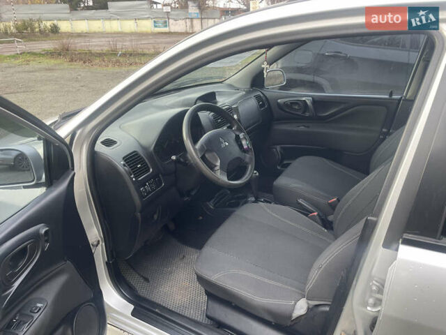 Серый Мицубиси Спейс Стар, объемом двигателя 1.58 л и пробегом 180 тыс. км за 3700 $, фото 4 на Automoto.ua