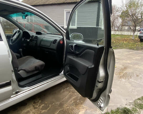 Сірий Міцубісі Спейс Стар, об'ємом двигуна 1.58 л та пробігом 300 тис. км за 2450 $, фото 8 на Automoto.ua