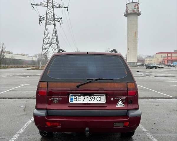 Красный Мицубиси Спейс Вагон, объемом двигателя 2 л и пробегом 480 тыс. км за 3500 $, фото 1 на Automoto.ua