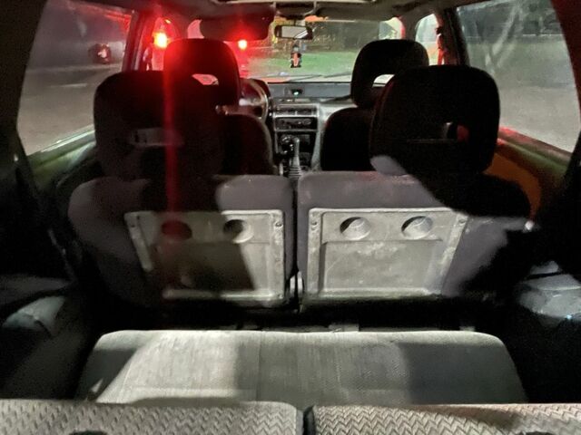 Красный Мицубиси Спейс Вагон, объемом двигателя 2 л и пробегом 300 тыс. км за 1050 $, фото 5 на Automoto.ua