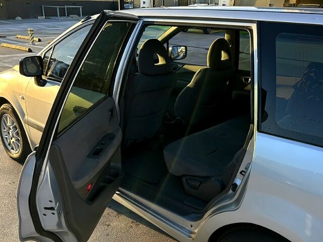 Серый Мицубиси Спейс Вагон, объемом двигателя 2 л и пробегом 394 тыс. км за 4500 $, фото 3 на Automoto.ua