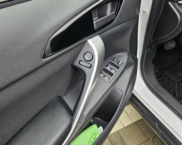 Белый Мицубиси Eclipse Cross, объемом двигателя 1.5 л и пробегом 187 тыс. км за 13999 $, фото 6 на Automoto.ua