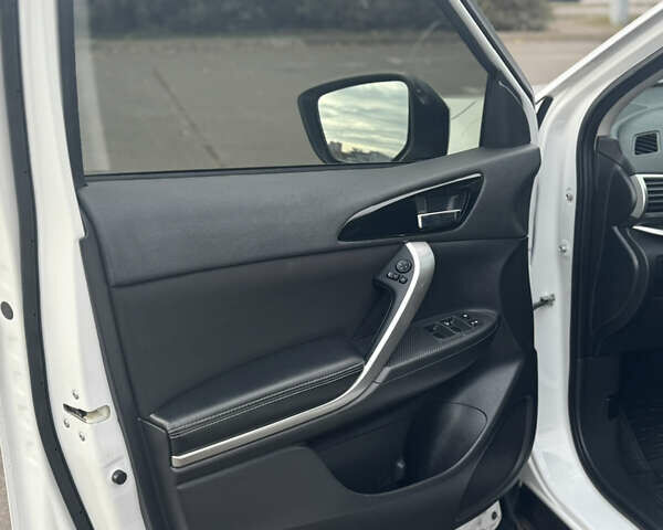 Белый Мицубиси Eclipse Cross, объемом двигателя 1.5 л и пробегом 150 тыс. км за 20300 $, фото 12 на Automoto.ua
