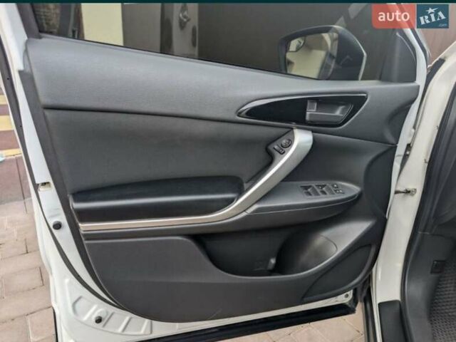 Білий Міцубісі Eclipse Cross, об'ємом двигуна 1.5 л та пробігом 140 тис. км за 14000 $, фото 10 на Automoto.ua