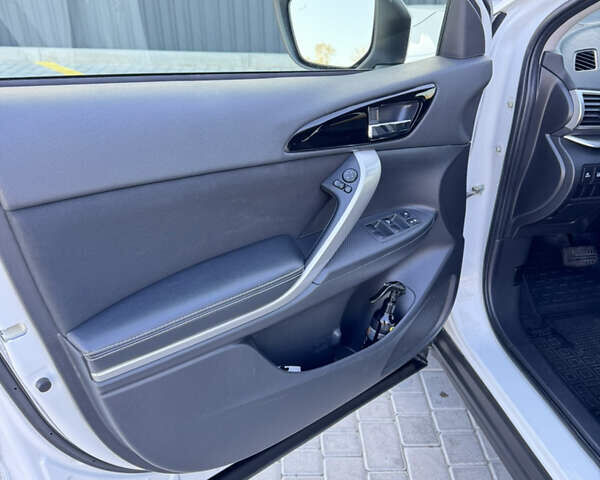 Белый Мицубиси Eclipse Cross, объемом двигателя 1.5 л и пробегом 55 тыс. км за 19300 $, фото 22 на Automoto.ua
