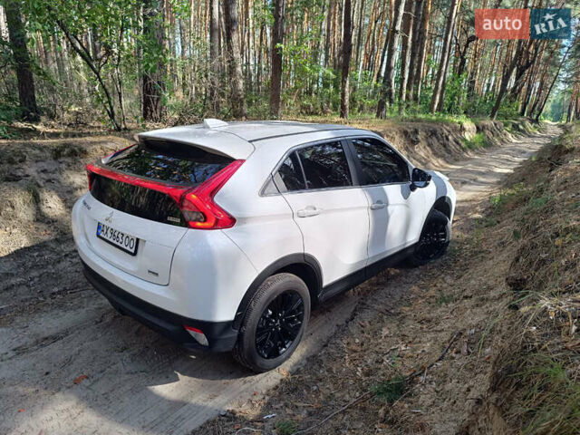 Белый Мицубиси Eclipse Cross, объемом двигателя 1.5 л и пробегом 123 тыс. км за 15700 $, фото 2 на Automoto.ua