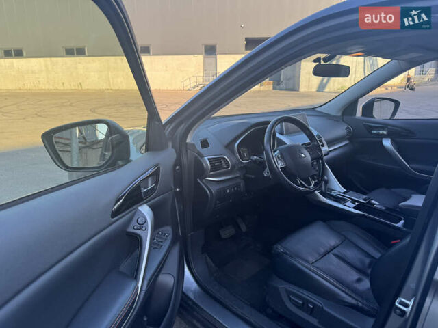 Сірий Міцубісі Eclipse Cross, об'ємом двигуна 1.5 л та пробігом 74 тис. км за 18200 $, фото 11 на Automoto.ua