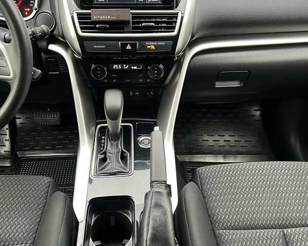 Сірий Міцубісі Eclipse Cross, об'ємом двигуна 1.5 л та пробігом 129 тис. км за 14900 $, фото 21 на Automoto.ua