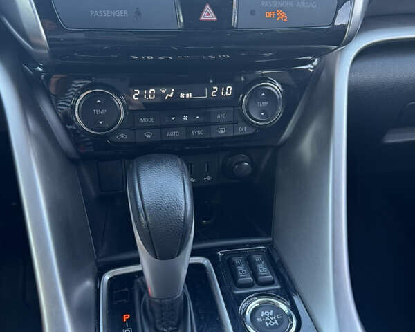Сірий Міцубісі Eclipse Cross, об'ємом двигуна 1.5 л та пробігом 74 тис. км за 18200 $, фото 13 на Automoto.ua