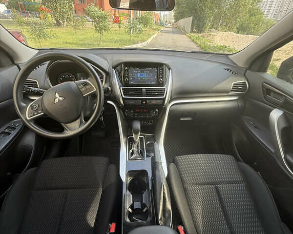 Серый Мицубиси Eclipse Cross, объемом двигателя 1.5 л и пробегом 118 тыс. км за 14999 $, фото 6 на Automoto.ua