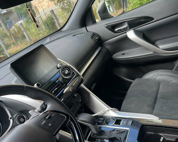 Серый Мицубиси Eclipse Cross, объемом двигателя 2 л и пробегом 37 тыс. км за 22000 $, фото 5 на Automoto.ua