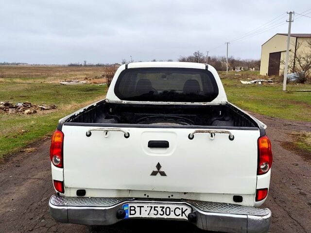 Білий Міцубісі L200, об'ємом двигуна 2.5 л та пробігом 264 тис. км за 10000 $, фото 5 на Automoto.ua