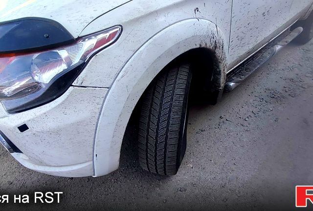 Белый Мицубиси L200, объемом двигателя 2.4 л и пробегом 330 тыс. км за 15000 $, фото 4 на Automoto.ua