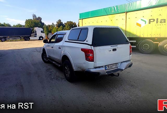 Белый Мицубиси L200, объемом двигателя 2.4 л и пробегом 330 тыс. км за 15000 $, фото 3 на Automoto.ua